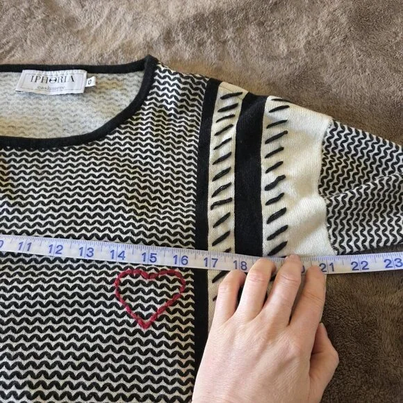 Iphoria 100% Cashmere Fringe Sweater XS Black White Graphic Heart Boho Luxe Art - Picture 13 of 16